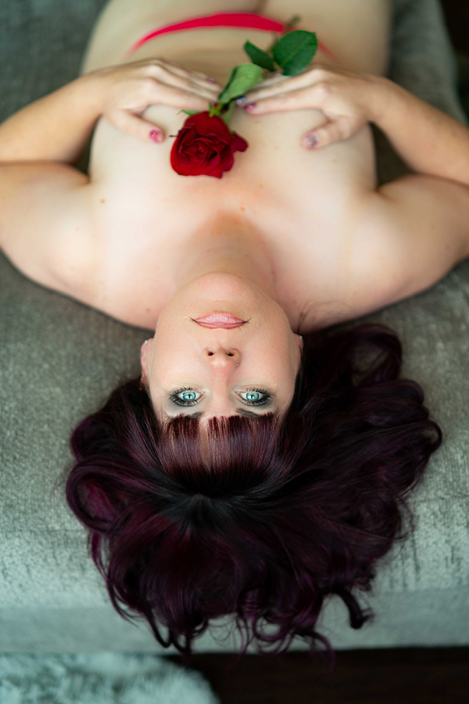 boudoir, naked, rose on chest, blue eyes